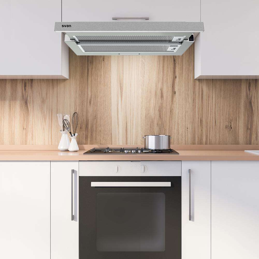 Escena de cocina con gabinetes blancos, cocina a gas y salpicadero de madera.