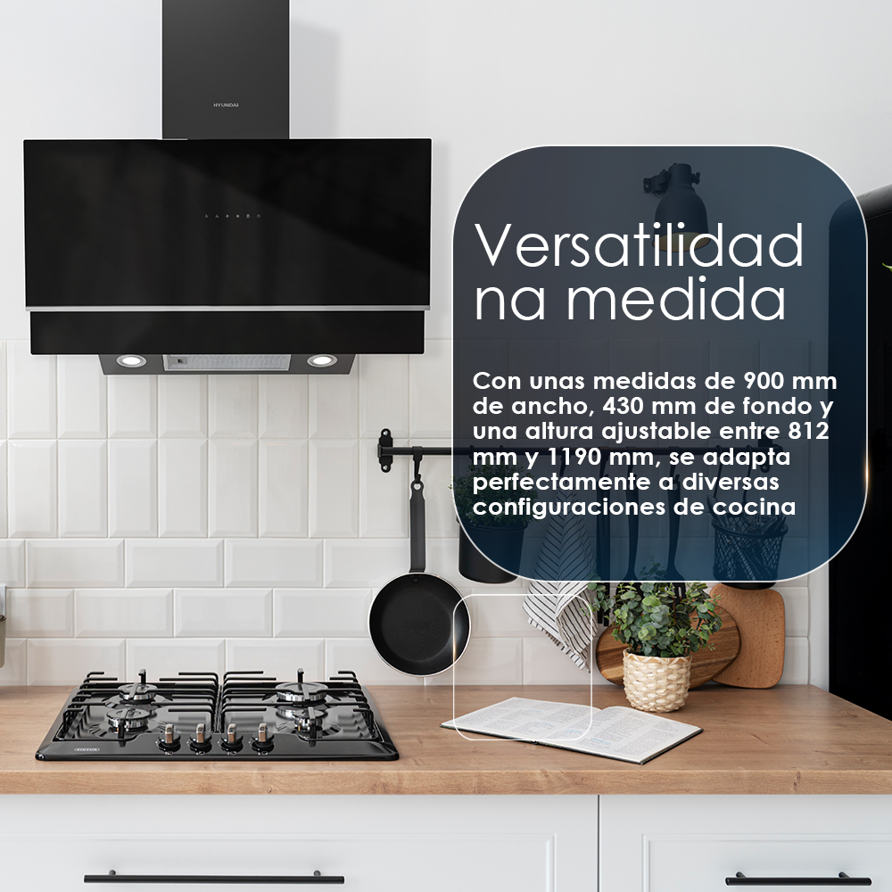 Escena de cocina con campana extractora Hyundai negra y cocina de gas. Encimera de madera y armarios blancos.