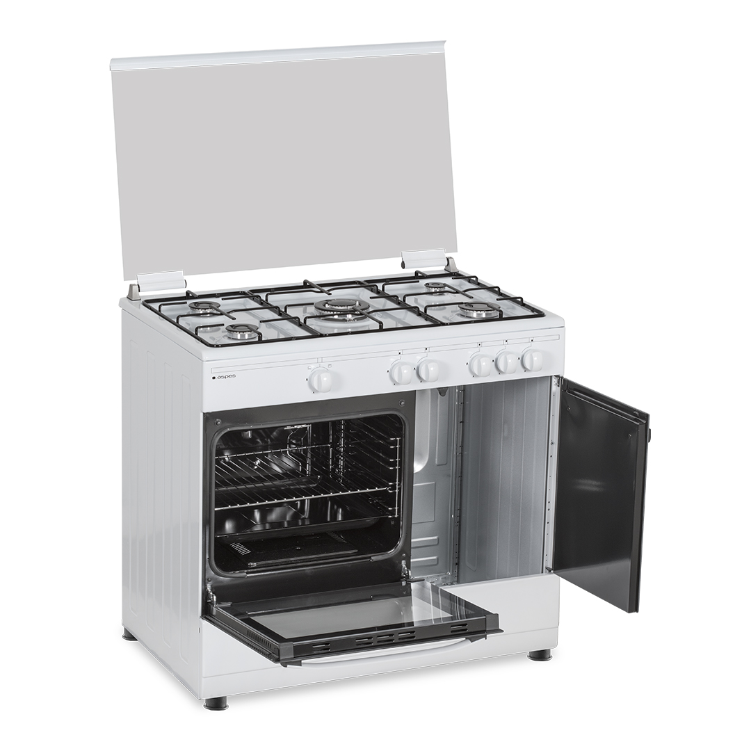 Primer plano de un quemador de cocina de gas con soportes negros sobre una superficie de acero inoxidable.