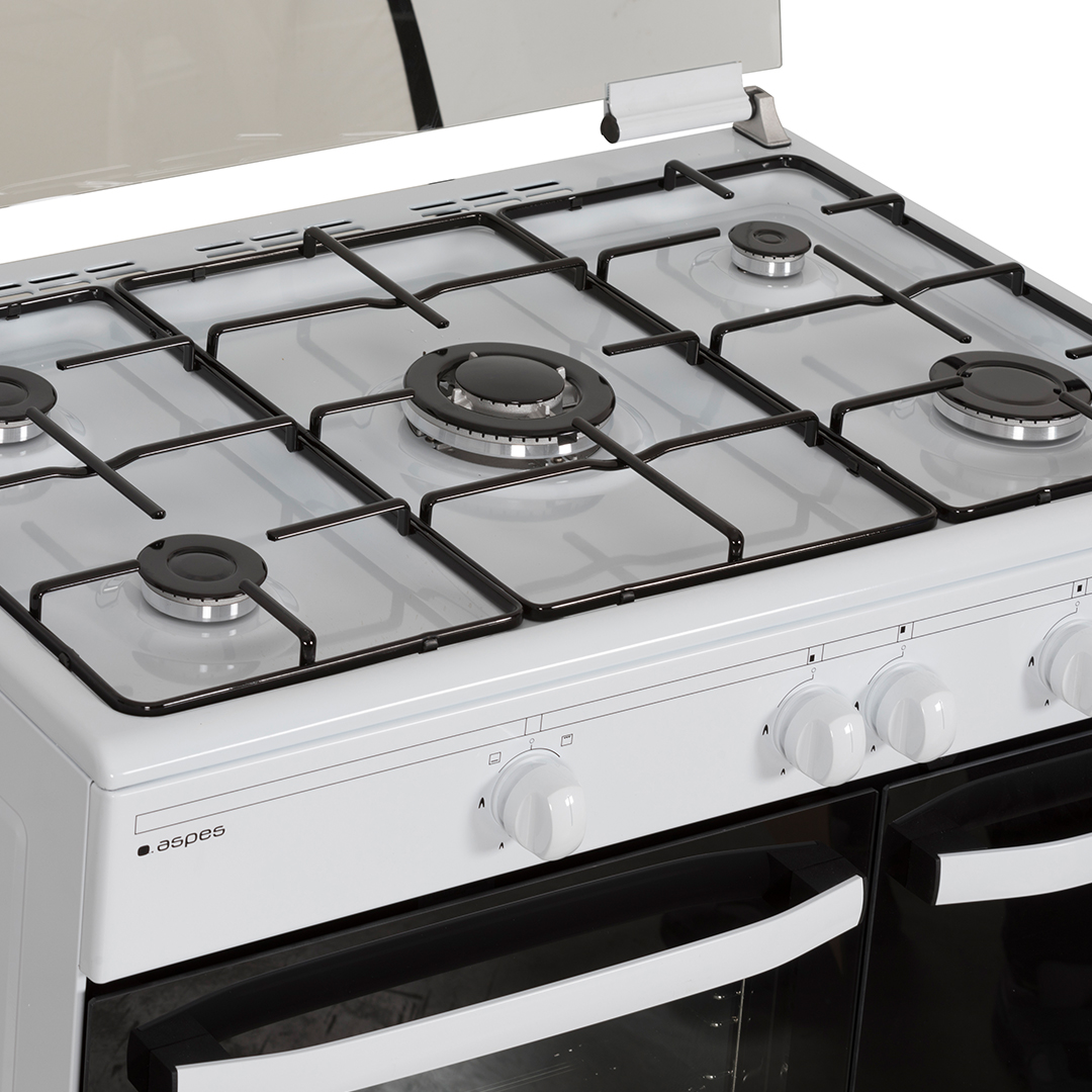 Primer plano de una estufa blanca con rejillas y quemadores negros, con una tapa espejada y perillas de control.