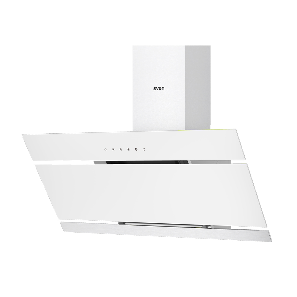 Una campana extractora de cocina blanca con un diseño inclinado y el logotipo de Svan en la parte rectangular superior.
