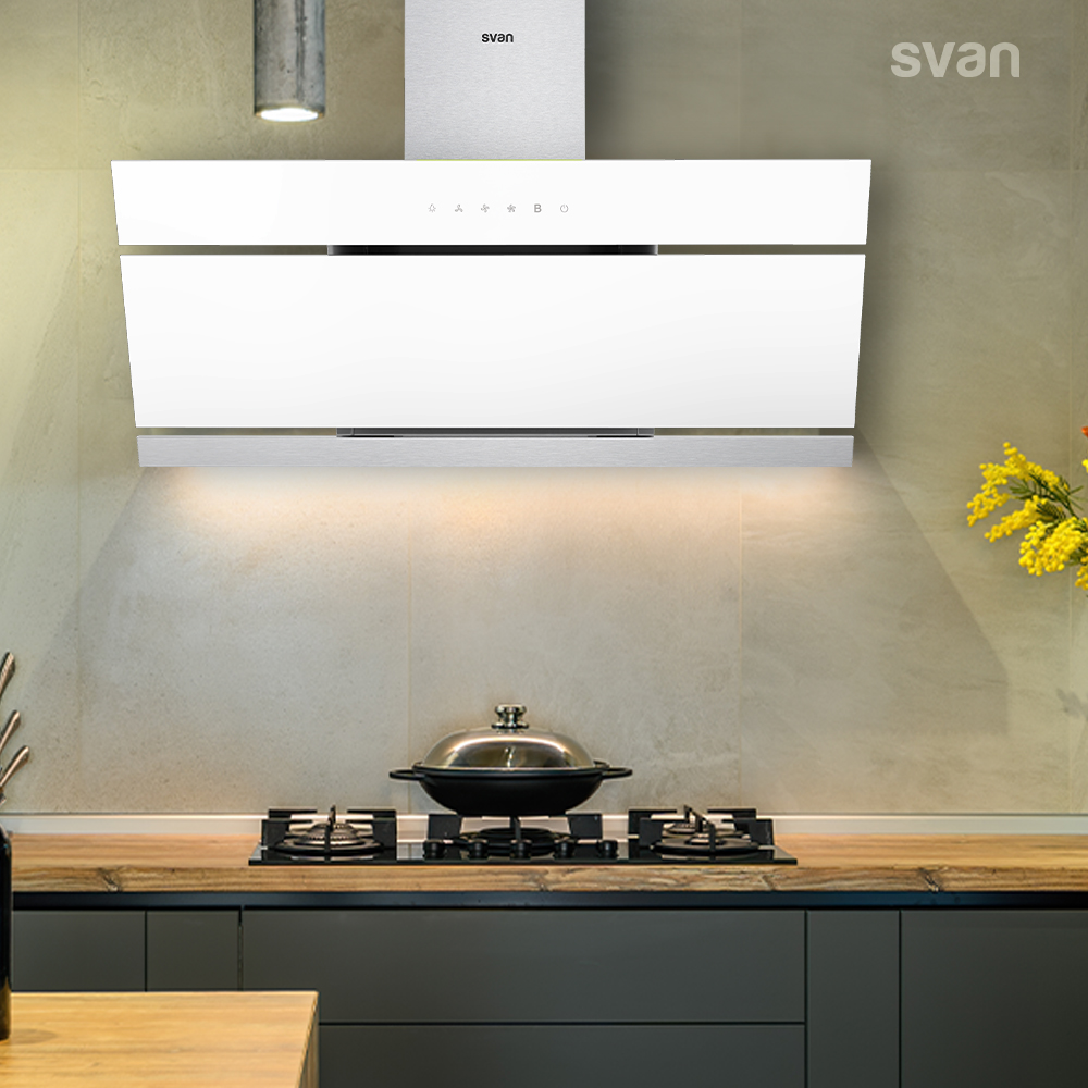 Campana extractora blanca con borde plateado, encimera y ambiente de cocina. La marca es 'svan'.