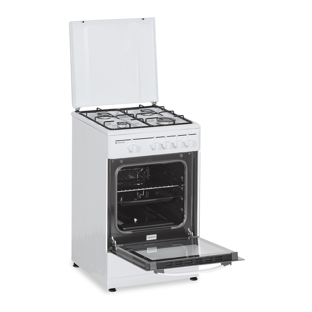 Cocina de gas independiente blanca con puerta del horno abierta y encimera. En un estudio.