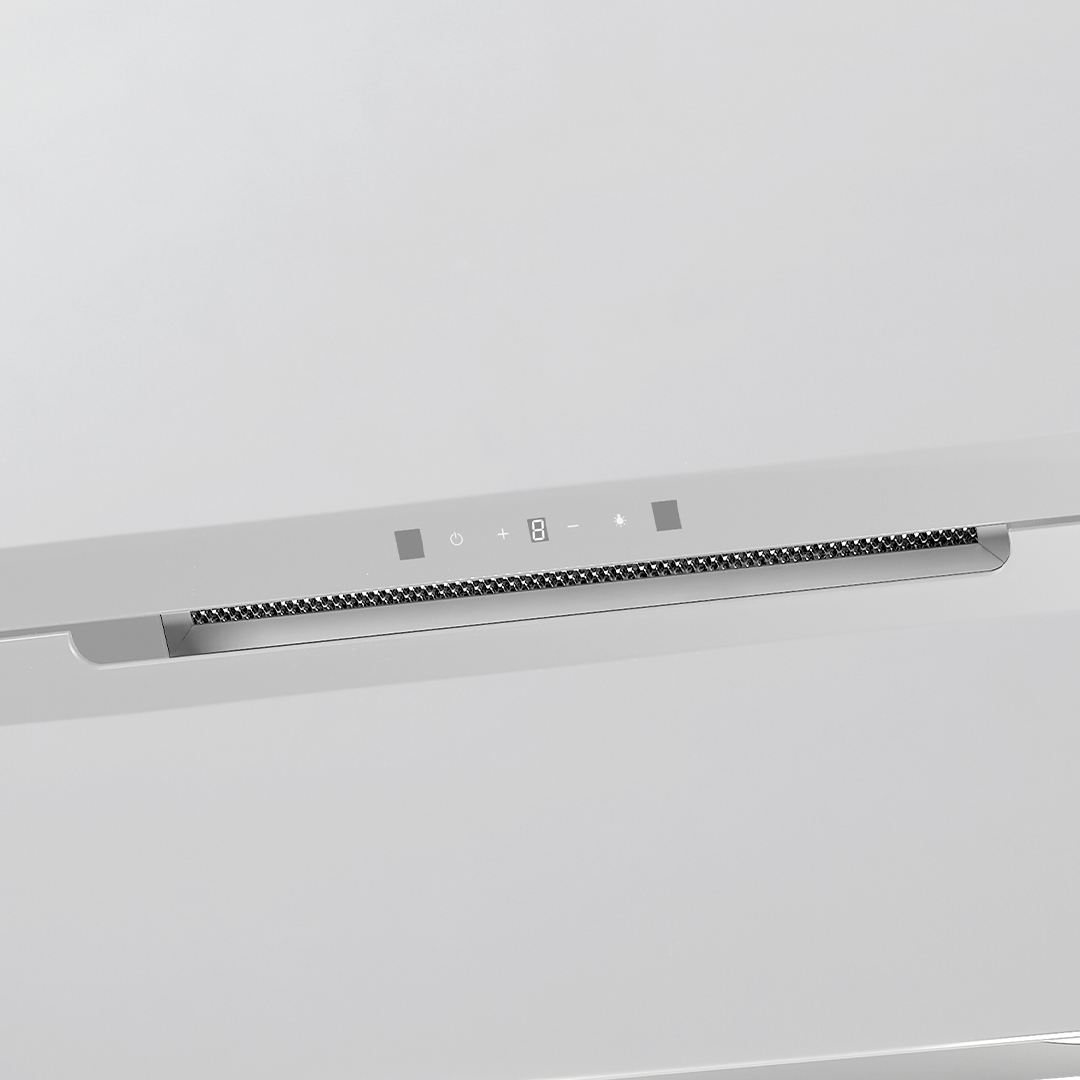 Primer plano del panel de control de la campana extractora blanca con pantalla digital y controles táctiles.
