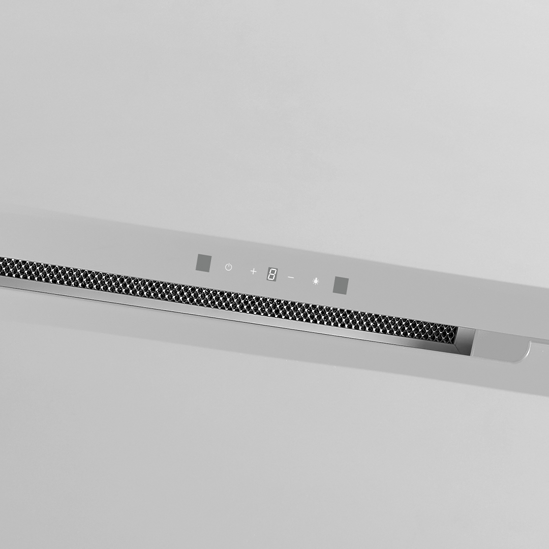 Primer plano del panel de control de una campana extractora con luces y pantalla. Fondo blanco liso.