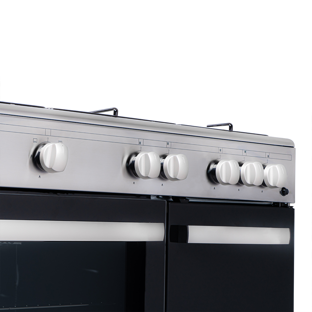 El horno tiene controles plateados, una tapa de acero inoxidable y dos puertas negras.