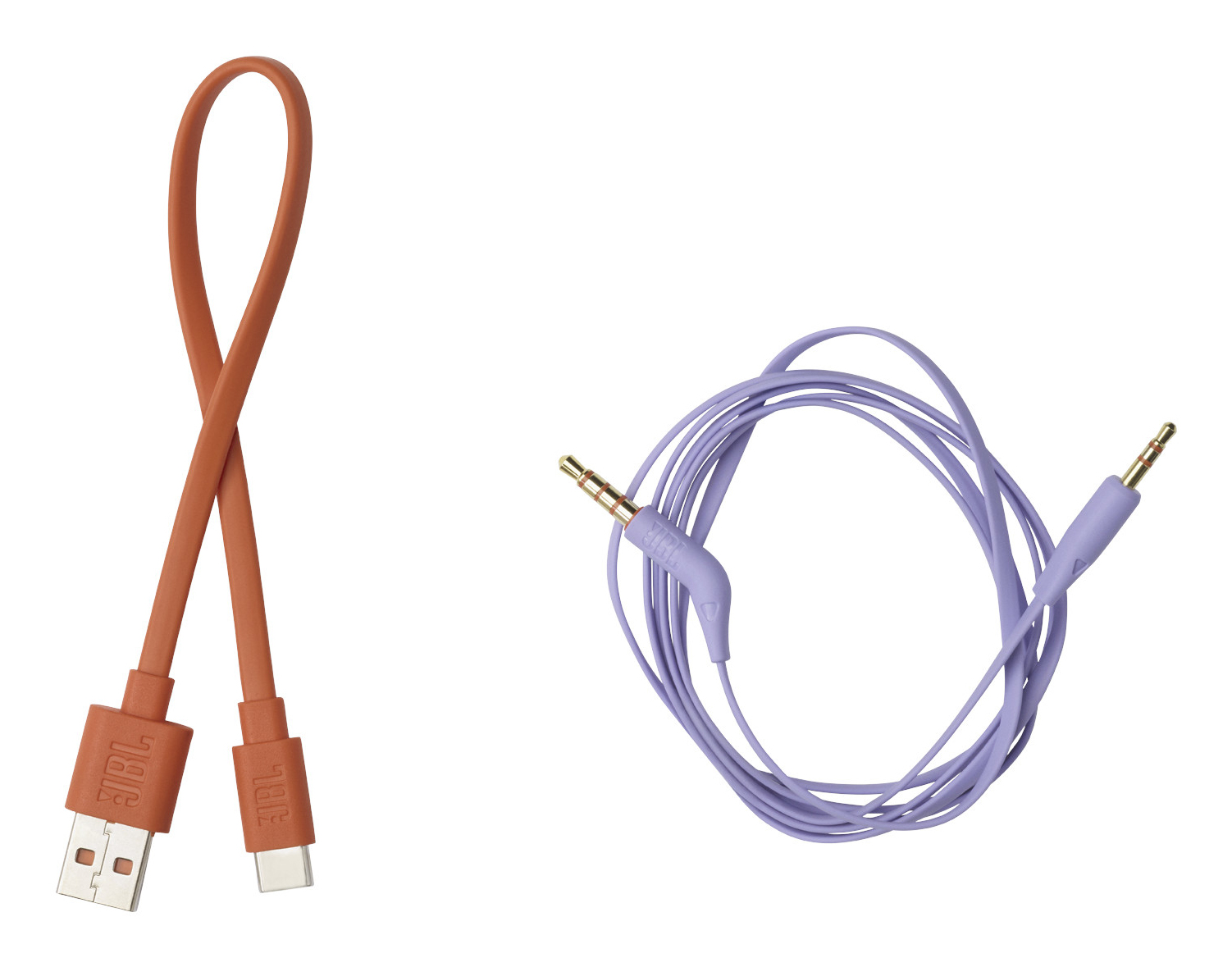 Due cavi JBL. Uno arancione USB-C, uno viola con jack da 3,5 mm.