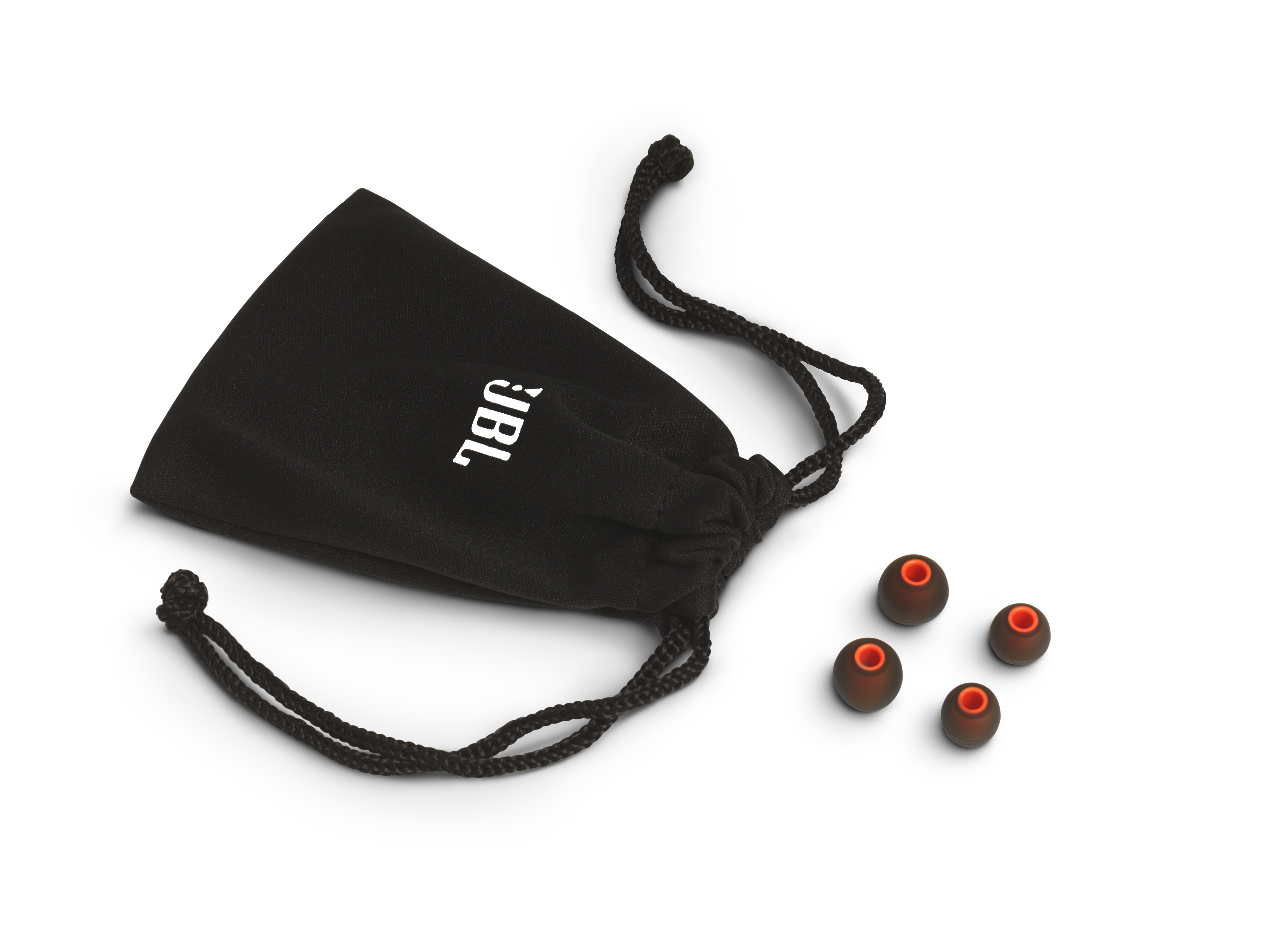 Eine schwarze JBL-Tasche ist geöffnet, daneben liegen 4 orangefarbene Ohrstöpsel. Weißer Hintergrund.