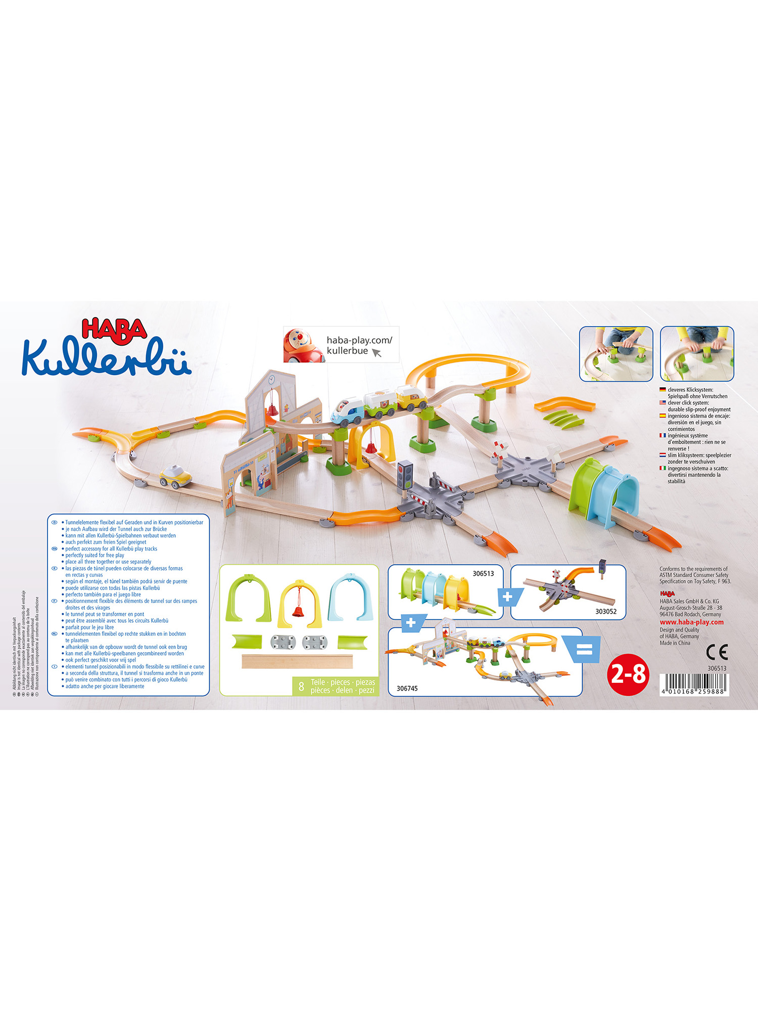 Ein Spielzeug-Zug-Set mit Gleis, Zügen, Kränen und anderem Zubehör. Das Set befindet sich auf weißem Hintergrund.