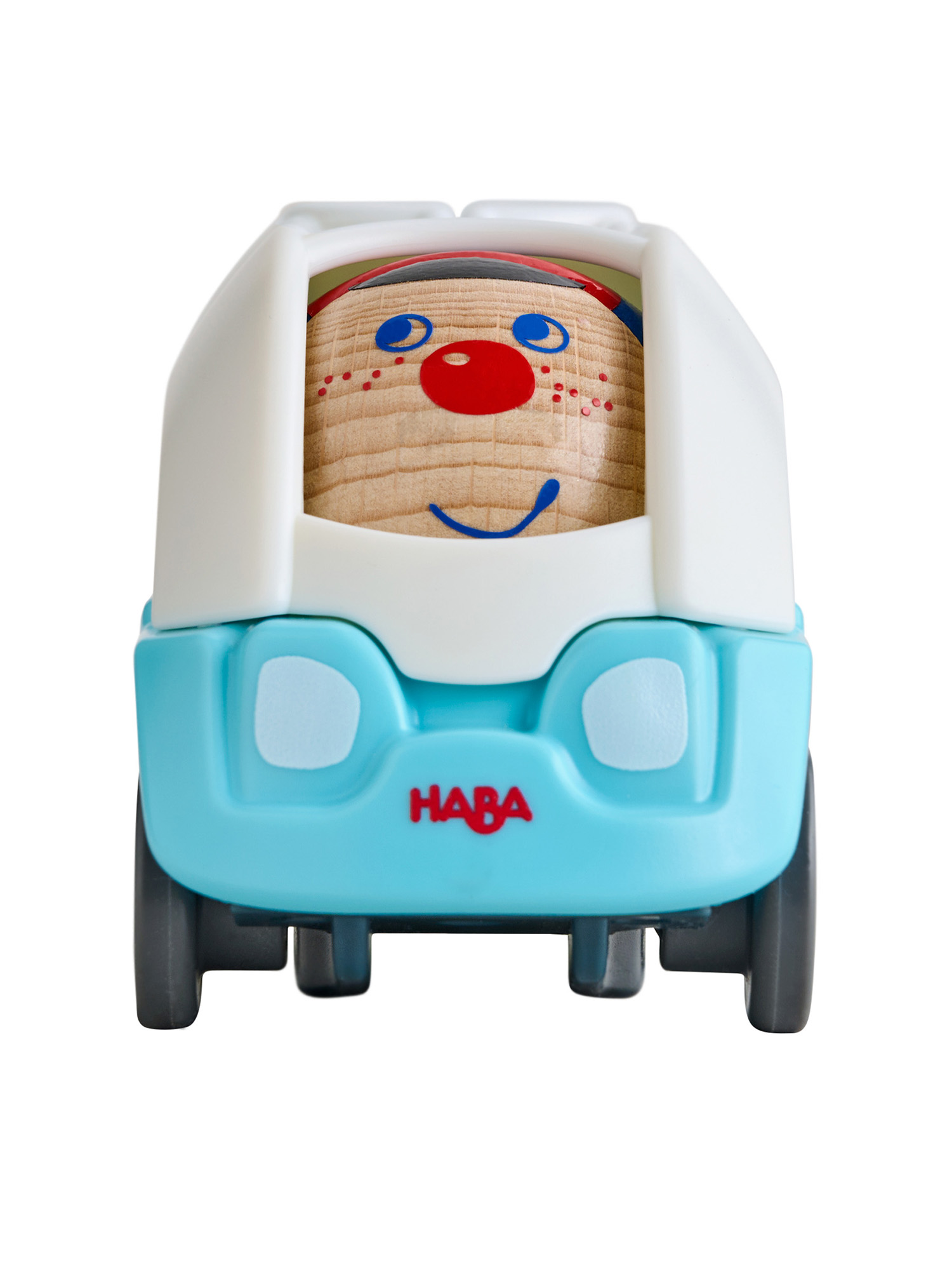 Ein blau-weißes Spielzeugauto mit einem Holzgesicht. Das Auto hat ein lächelndes Gesicht und steht auf weißem Grund.