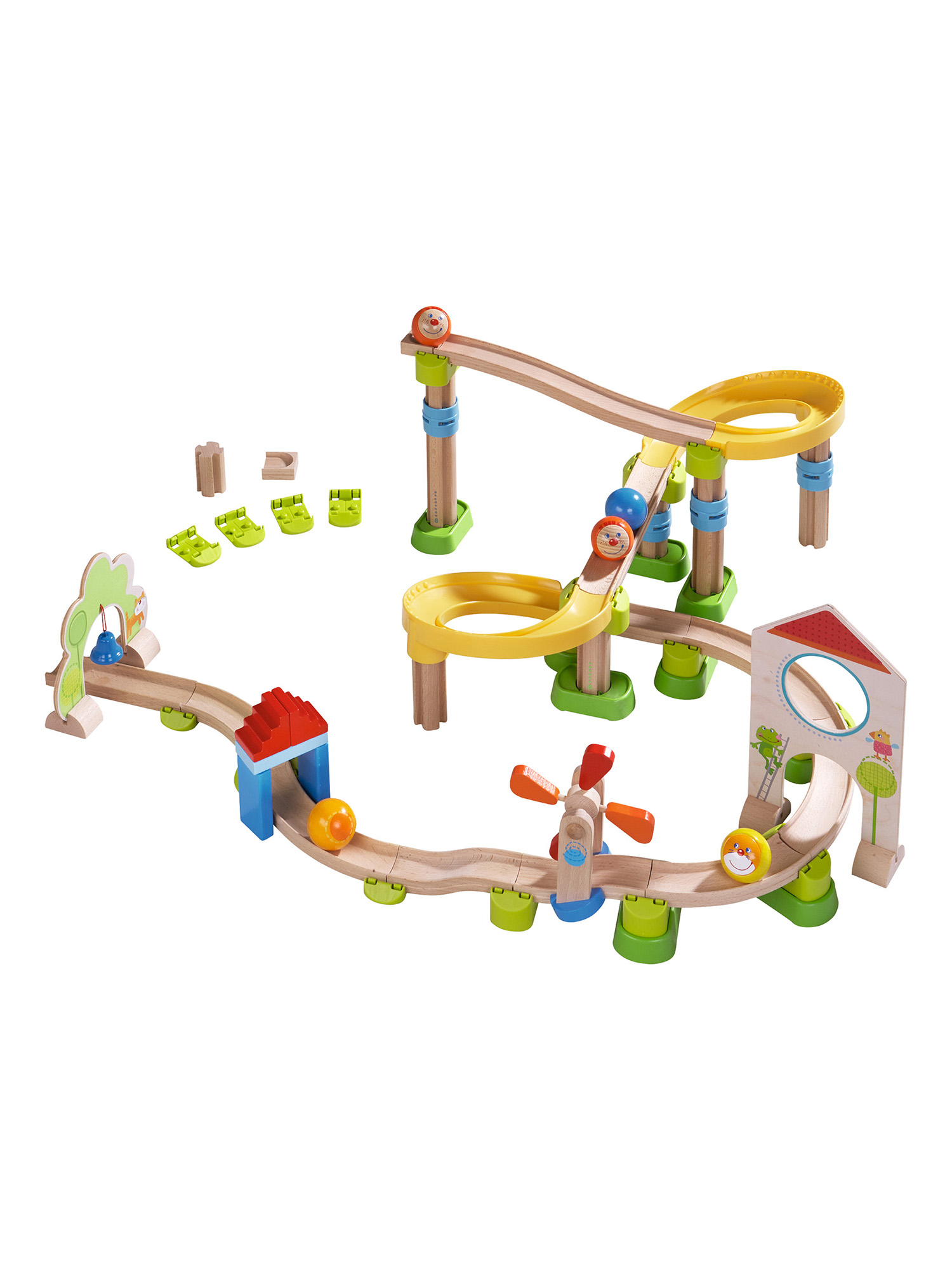 Eine Holzspielzeugbahn mit Kugeln, die durch sie rollen, verschiedene Holzstrukturen und eine Windmühle.
