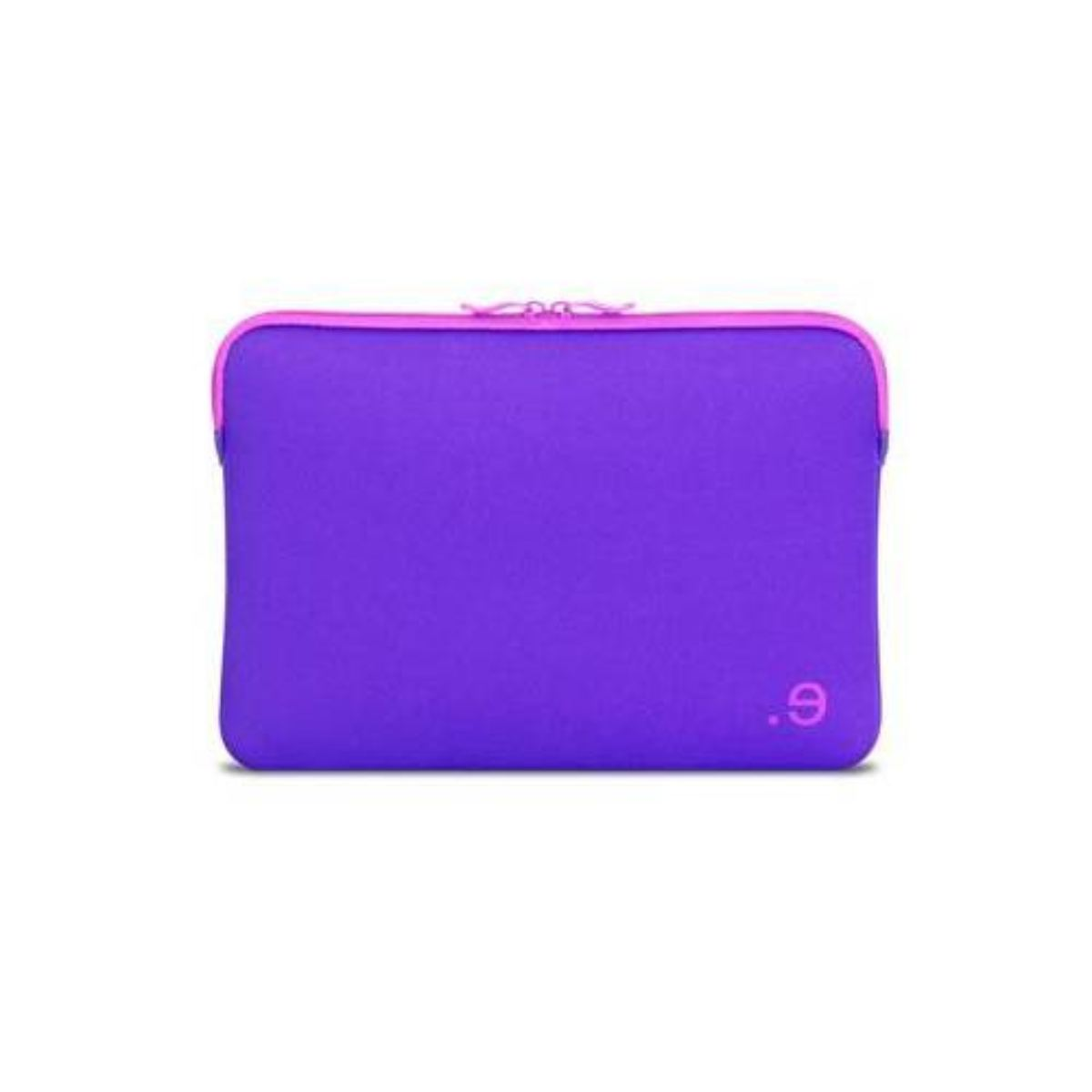 Eine lila Laptoptasche mit pinkfarbenem Reißverschluss und Logo. Weißer Hintergrund.