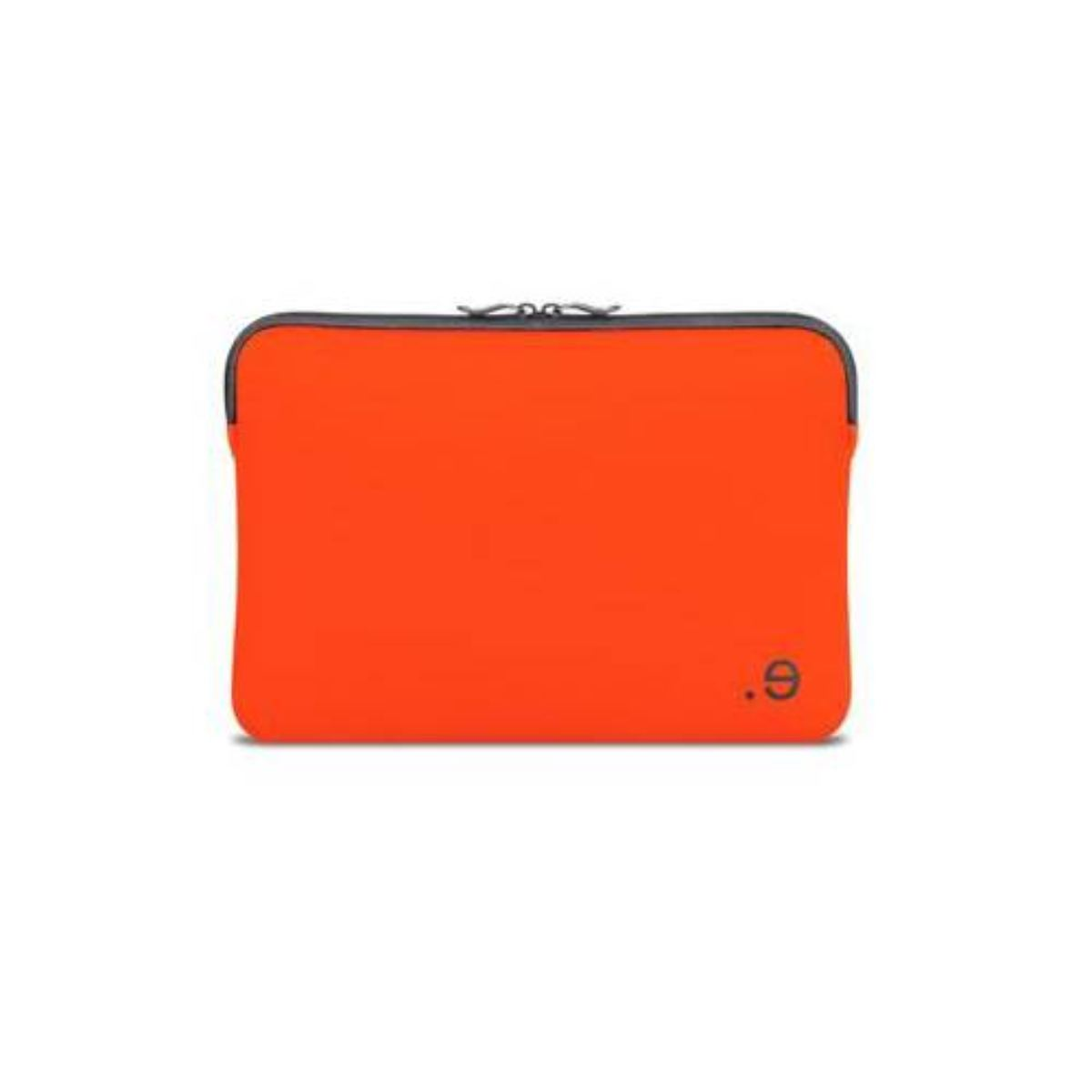 Eine orangefarbene Laptoptasche mit schwarzem Reißverschluss und Logo. Weißer Hintergrund.