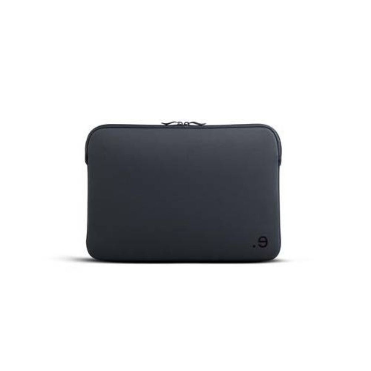 Housse d'ordinateur portable gris foncé avec fermeture éclair et logo noir. Fond blanc.