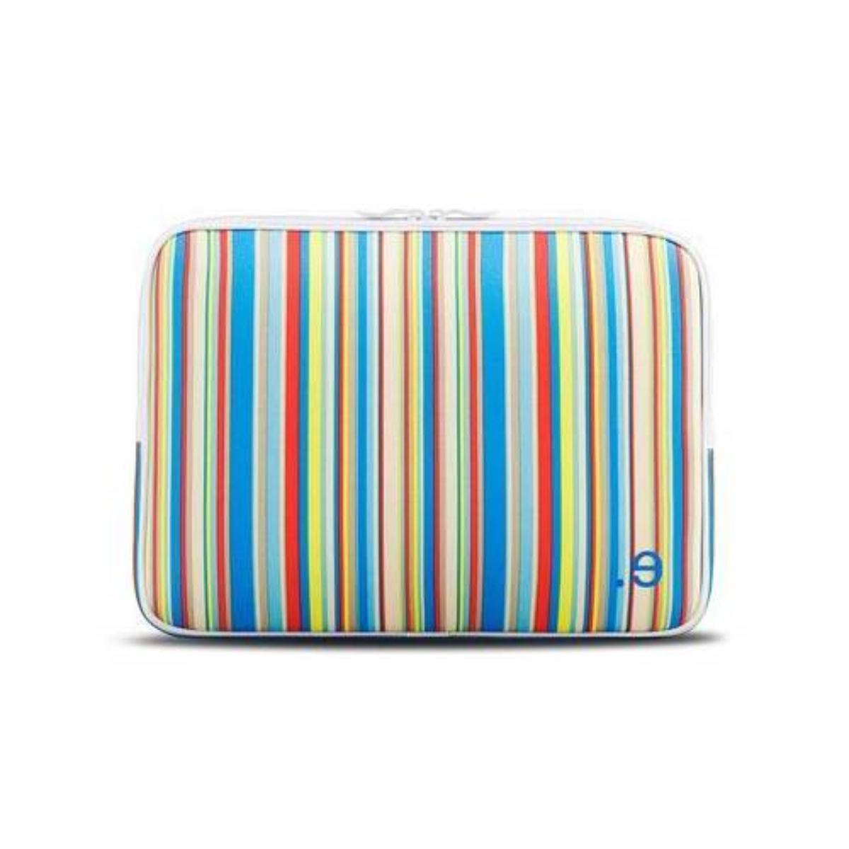 Une housse d'ordinateur portable rectangulaire avec des rayures verticales bleues, rouges et jaunes sur fond blanc.