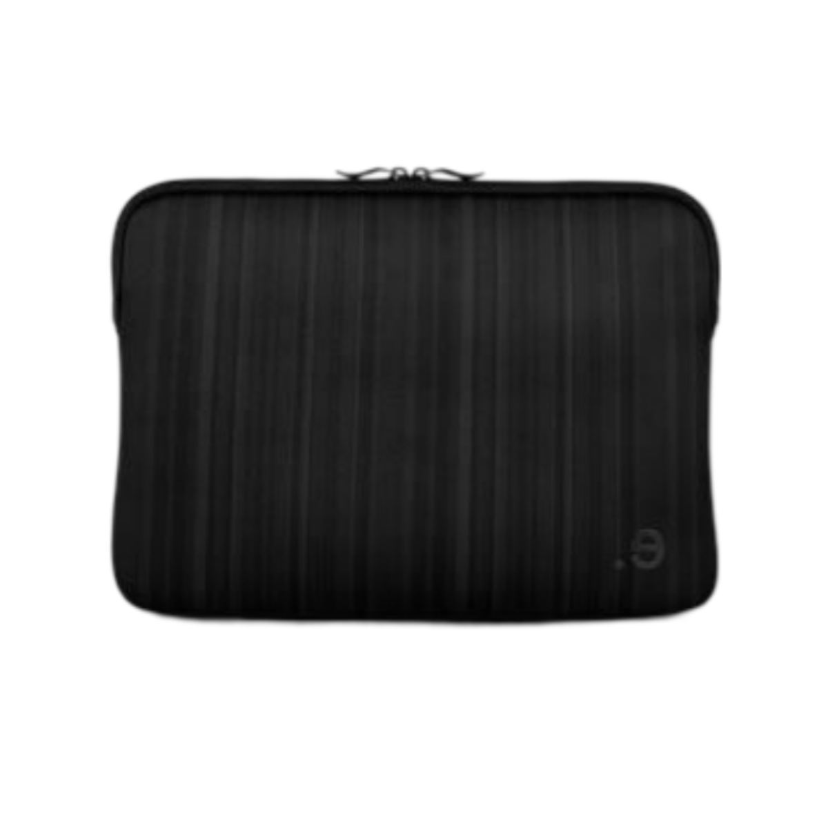 Schwarze Laptoptasche mit vertikalen Linien. Ein kleines weißes Logo befindet sich unten rechts.