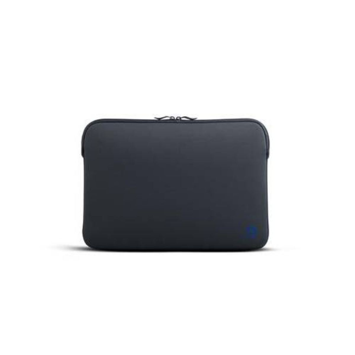 Eine marineblaue Laptophülle, rechteckig, mit Reißverschluss und Logo, auf weißem Grund.