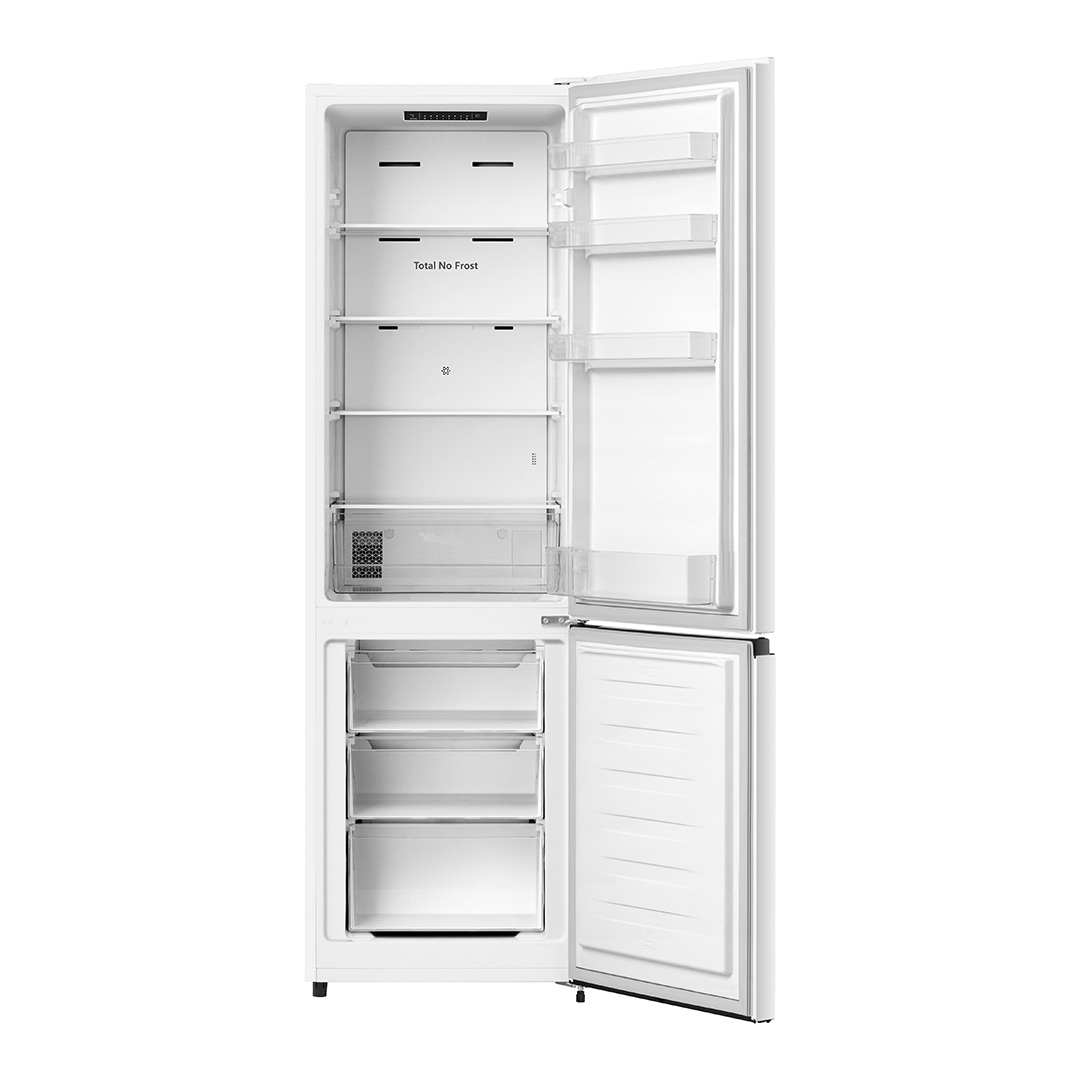 Un refrigerador blanco con dos puertas abiertas. El interior es visible con estantes, cajones y una etiqueta 'Total No Frost'.