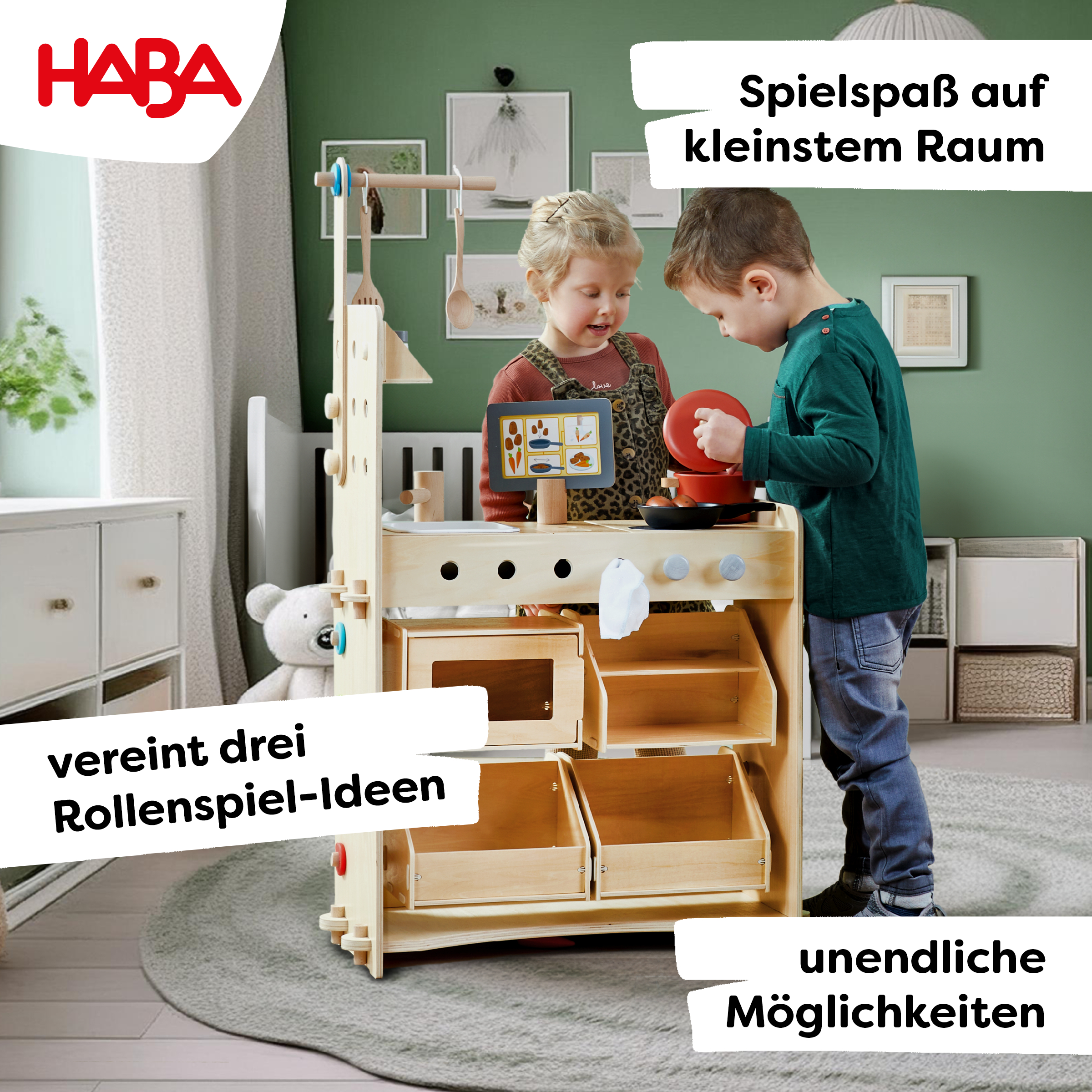 Zwei Kinder spielen mit einer hölzernen Spielzeugküche. Die Küche steht in einem Raum mit Teppich und grünen Wänden.