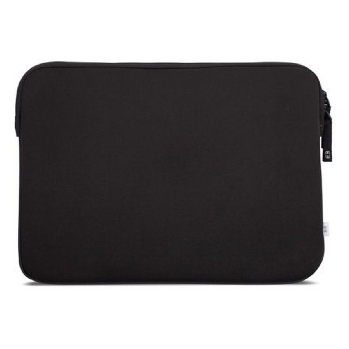 Eine schwarze Laptoptasche ist geschlossen. Weißer Hintergrund.