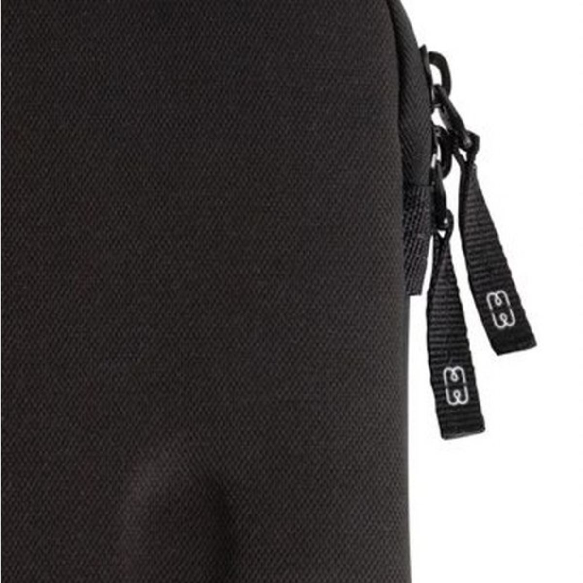 Eine schwarze Laptoptasche mit Reißverschluss. Die Tasche ist rechteckig und geschlossen. Der Hintergrund ist weiß.