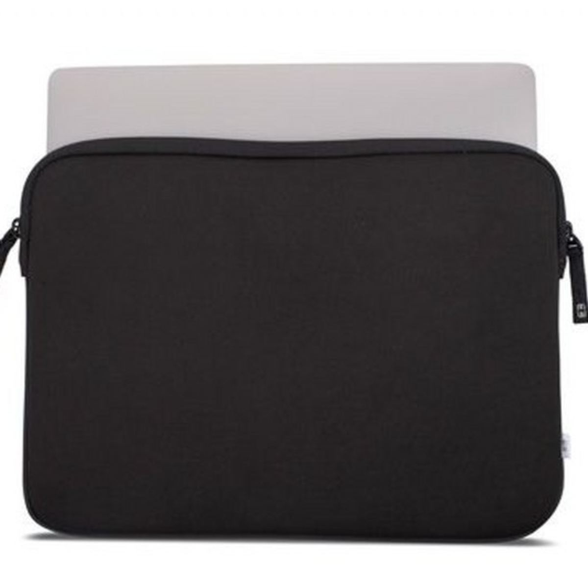 Eine schwarze Laptoptasche mit einem Laptop darin. Weißer Hintergrund.