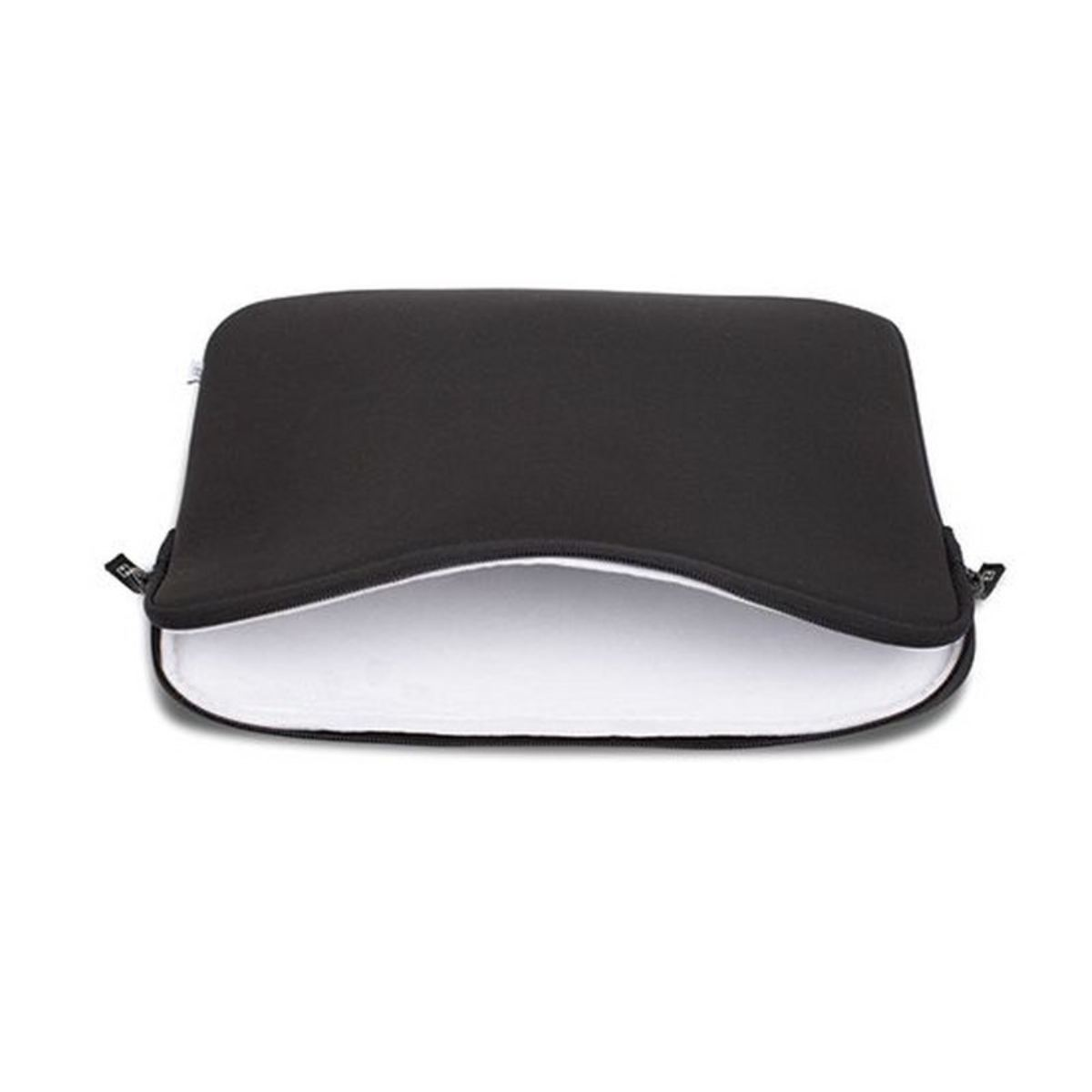 Eine schwarze Laptoptasche ist geöffnet, mit weißem Innenraum. Weißer Hintergrund.