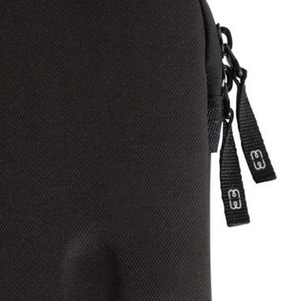 Eine schwarze Laptoptasche mit einem Laptop darin. Der Laptop ist silberfarben. Die Tasche ist geschlossen.