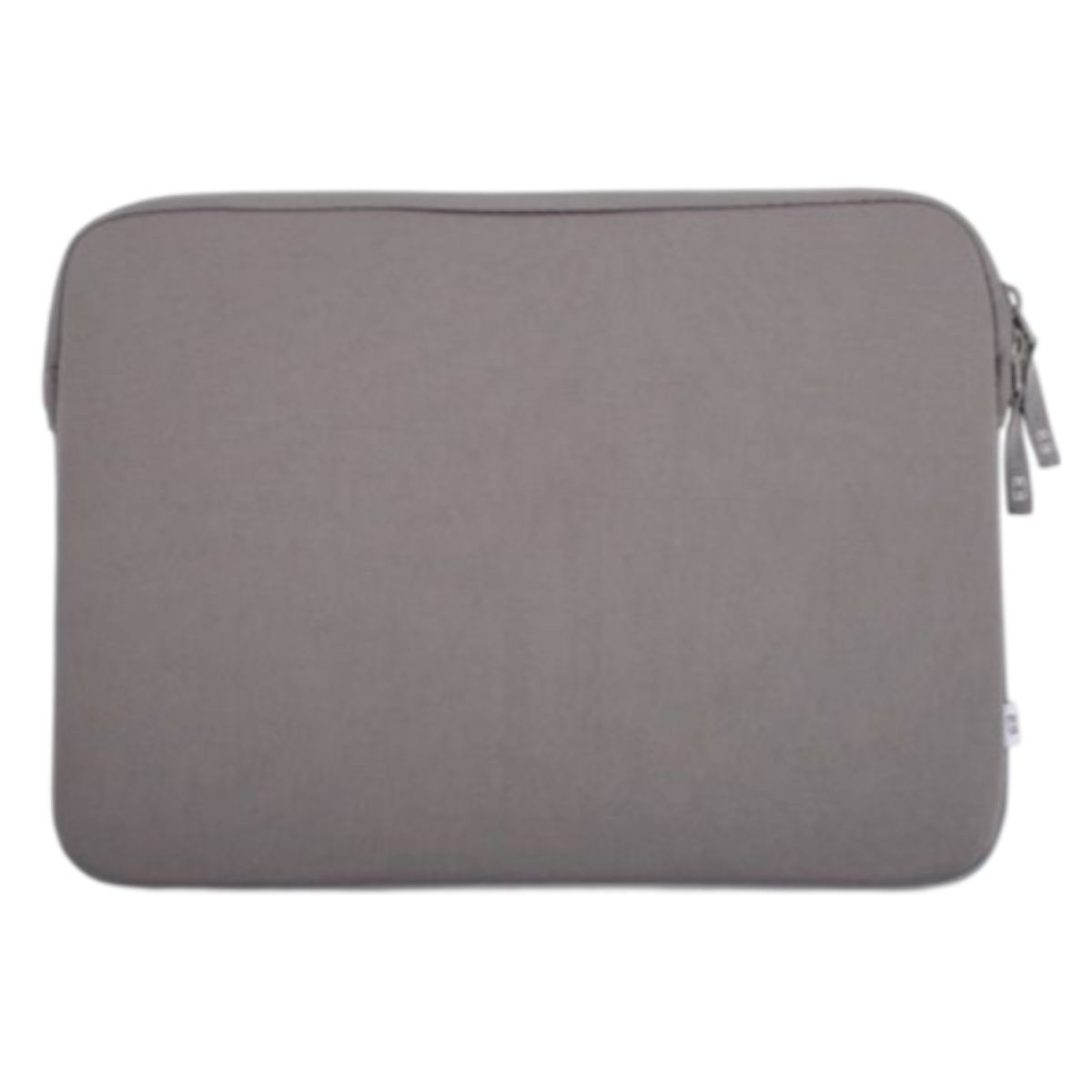 Una custodia per laptop grigia è chiusa. Sfondo bianco.