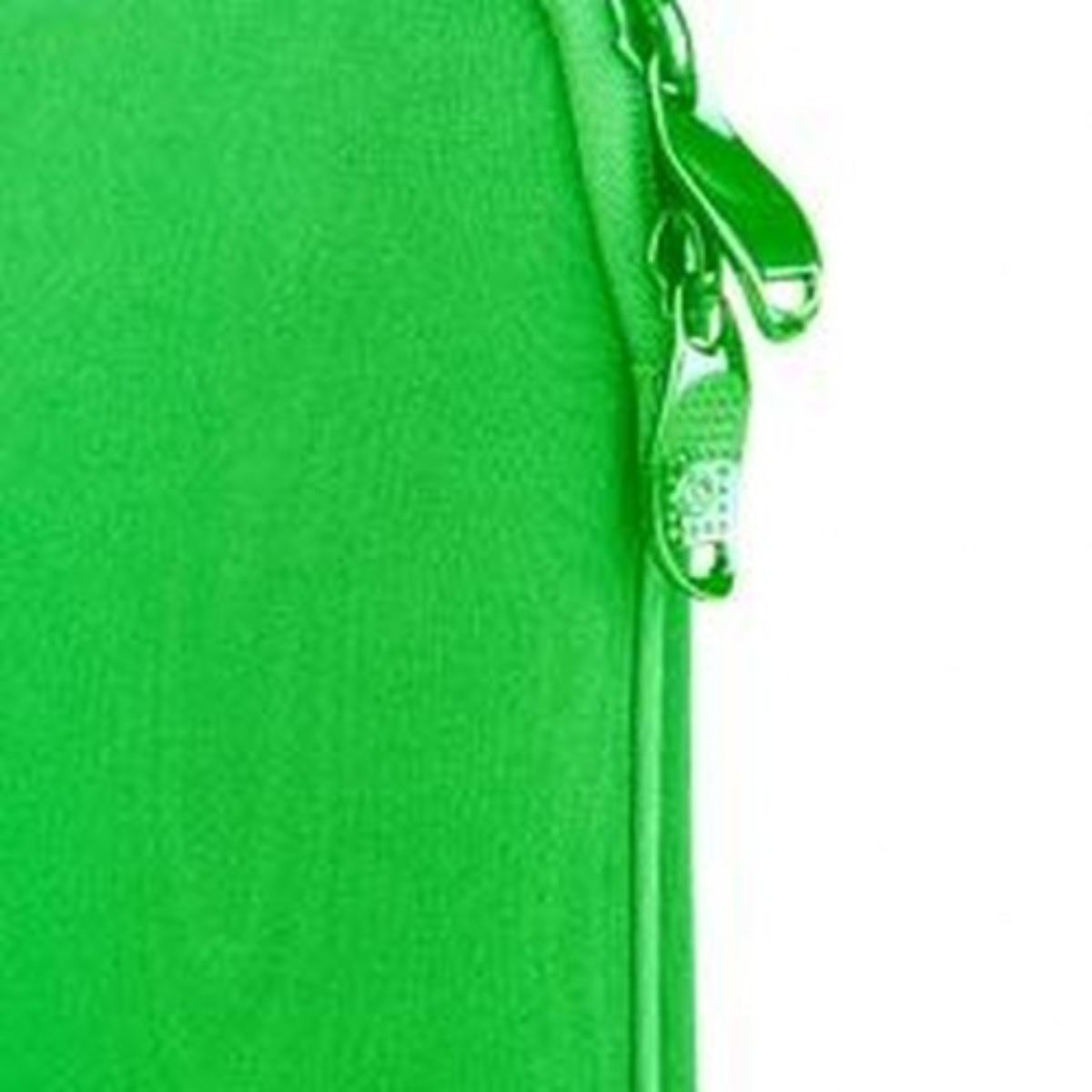 Gros plan sur un étui vert vif avec une fermeture éclair vert métallique.