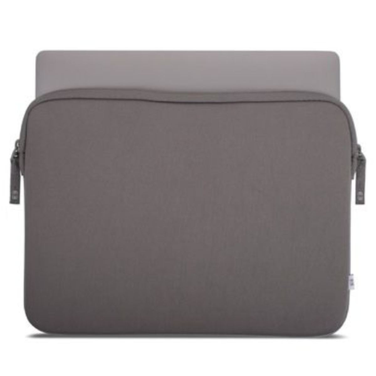 Una custodia per laptop grigia con un laptop all'interno. Sfondo bianco.
