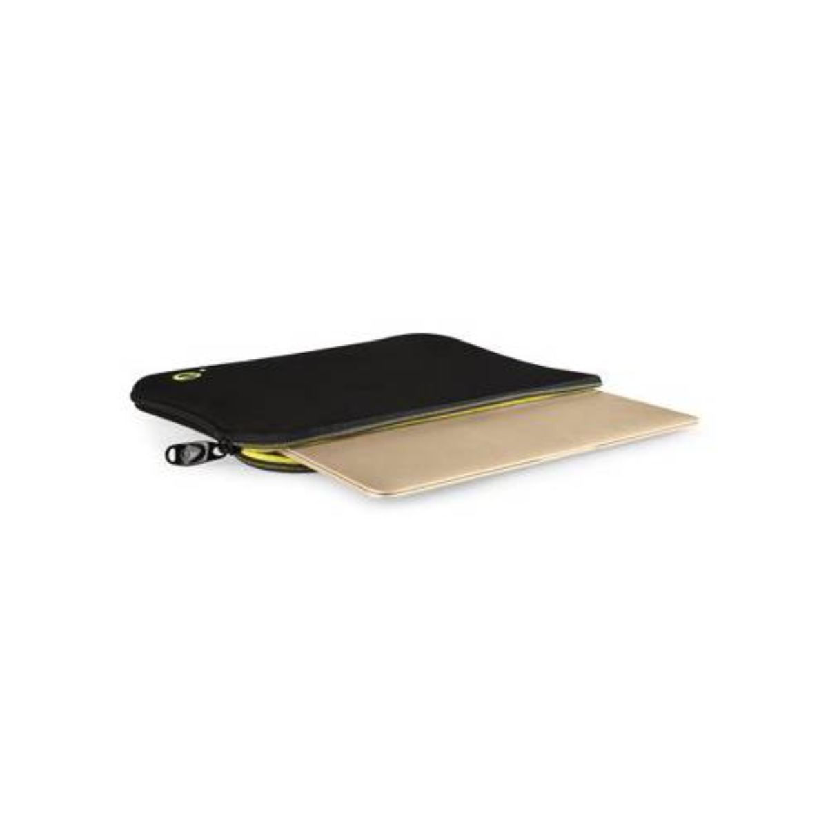 Schwarze Laptoptasche, aus der ein Laptop herausschaut. Die Tasche ist offen.