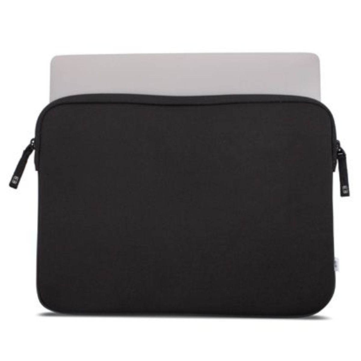 Un étui d'ordinateur portable noir avec un ordinateur portable à l'intérieur. Il est fermé et a une fermeture éclair.