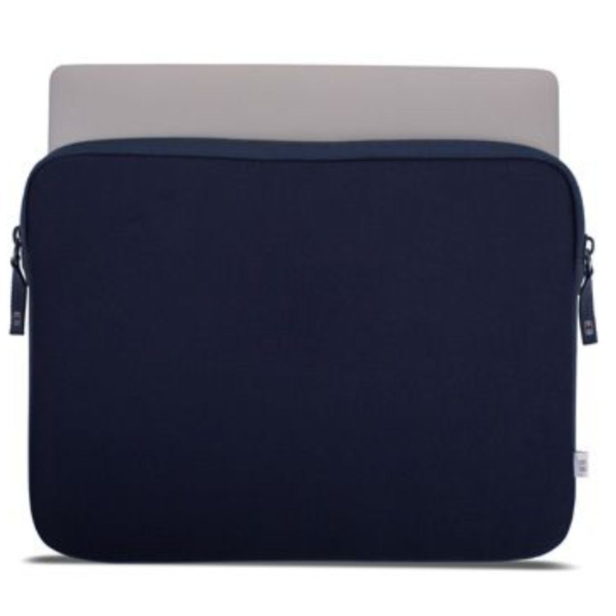 Marineblaue Laptoptasche mit Laptop. Die Tasche hat einen Reißverschluss. Der Hintergrund ist weiß.