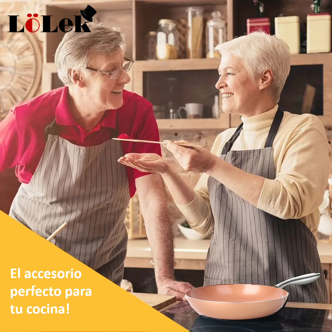 Una pareja mayor en una cocina, sonriendo. Uno sostiene una sartén. Texto: ¡El accesorio perfecto para tu cocina!