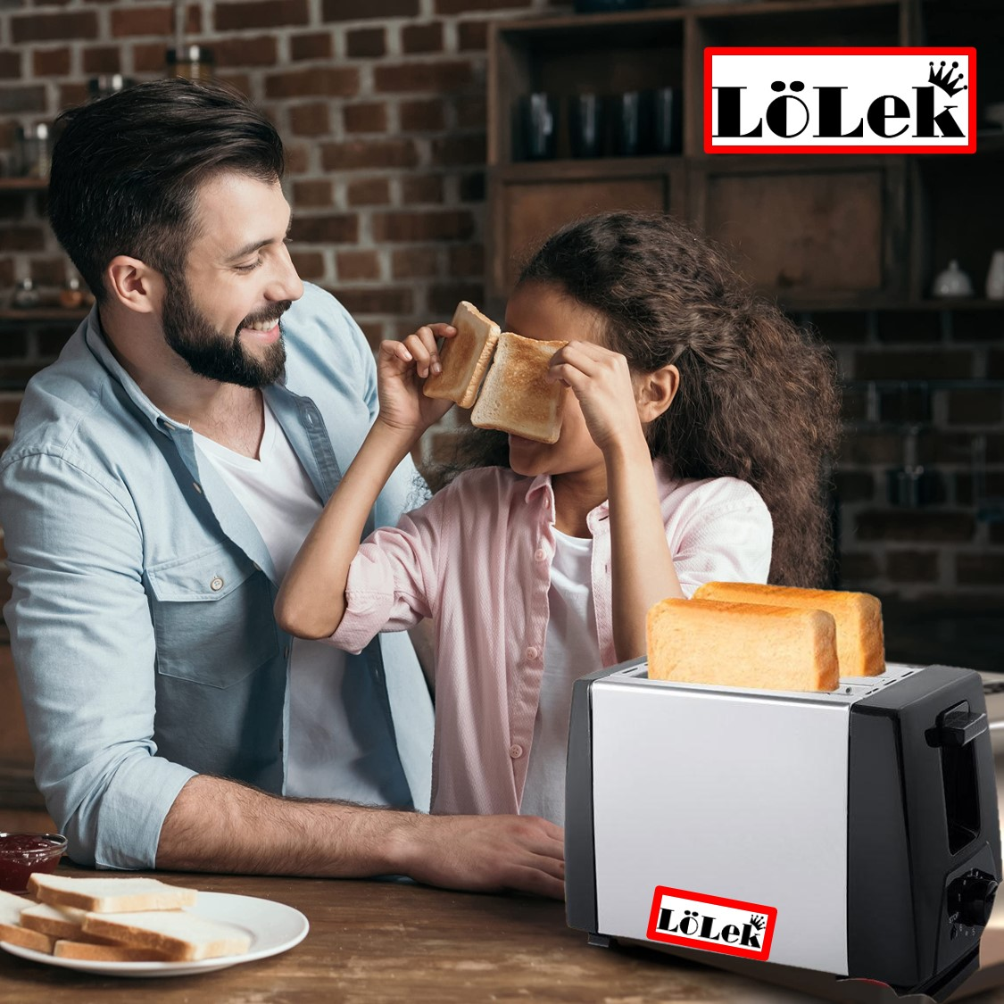 Padre e hija jugando con tostadas. Una tostadora en primer plano. El logo Lolek está en la máquina.