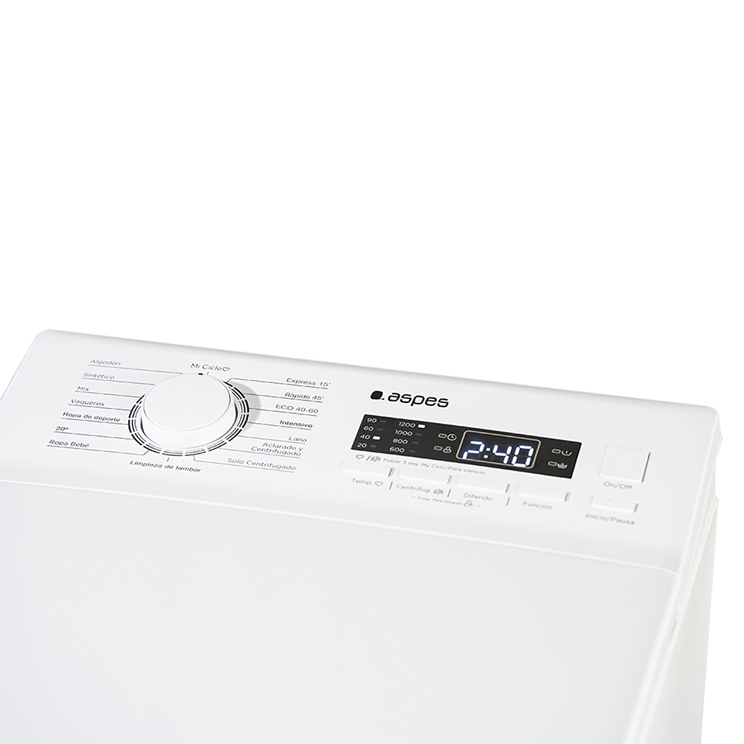 Primer plano del panel de control de la lavadora. Tiene un dial y una pantalla digital. Los botones indican los ciclos y ajustes de lavado.
