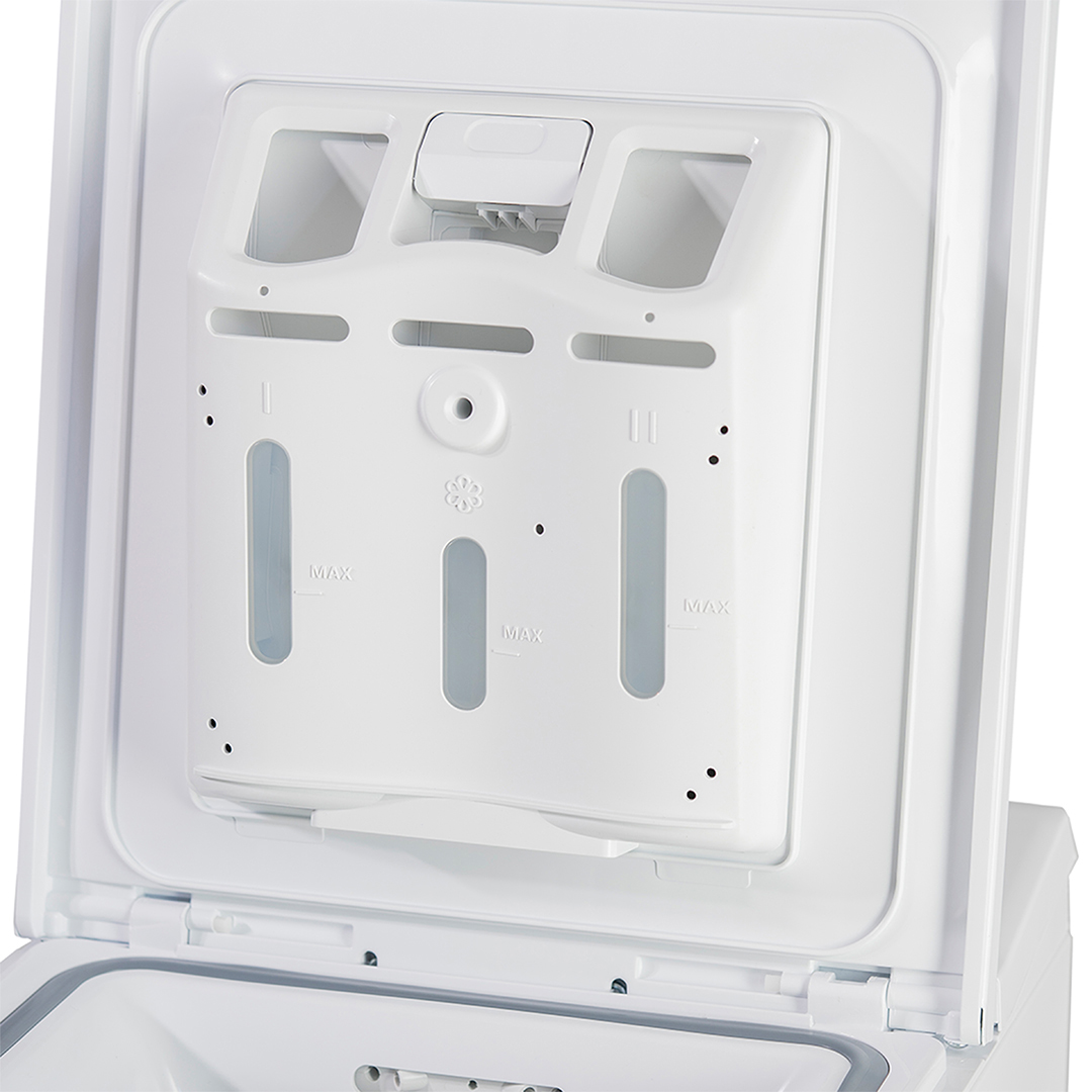 Primer plano del dispensador de detergente de una lavadora, con múltiples compartimentos y tapa.