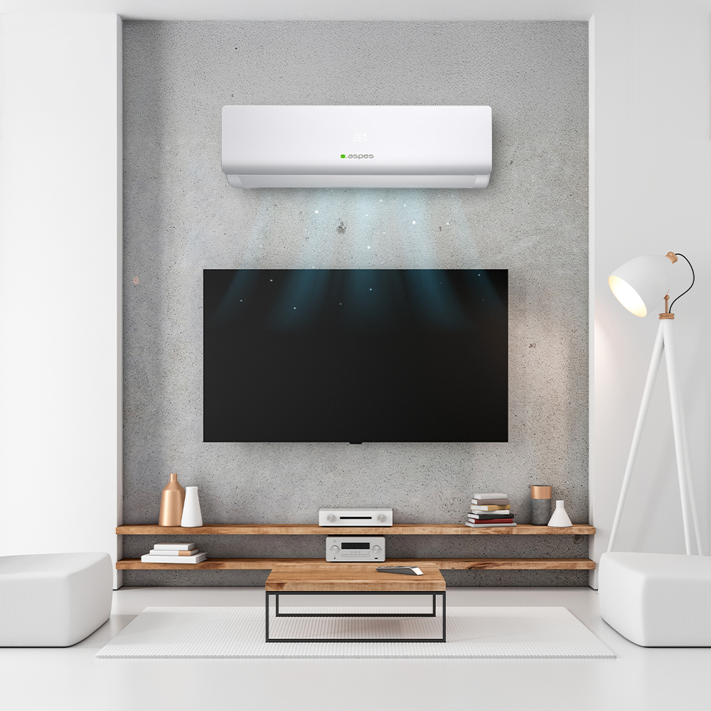 Una sala de estar con un televisor en una estantería de madera y un aire acondicionado encima.