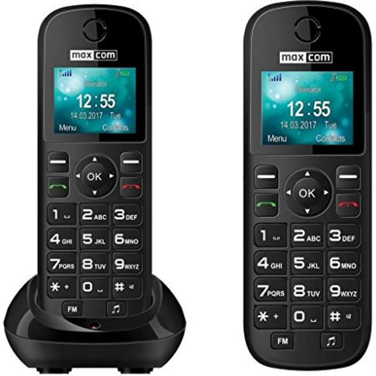 Due telefoni cellulari neri, uno su una base di ricarica. Entrambi gli schermi mostrano l'ora e l'interfaccia del telefono.