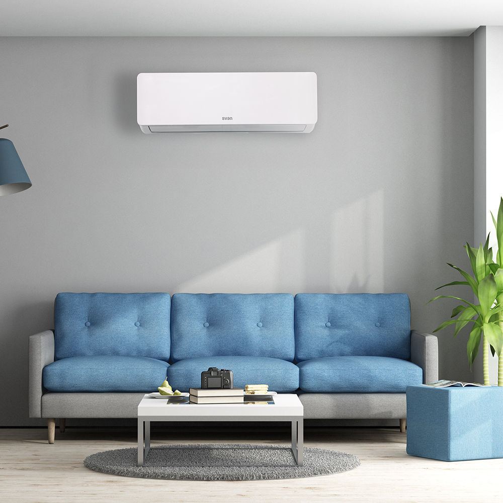 Sala de estar con sofá azul, mesa de centro blanca y aire acondicionado en la pared.