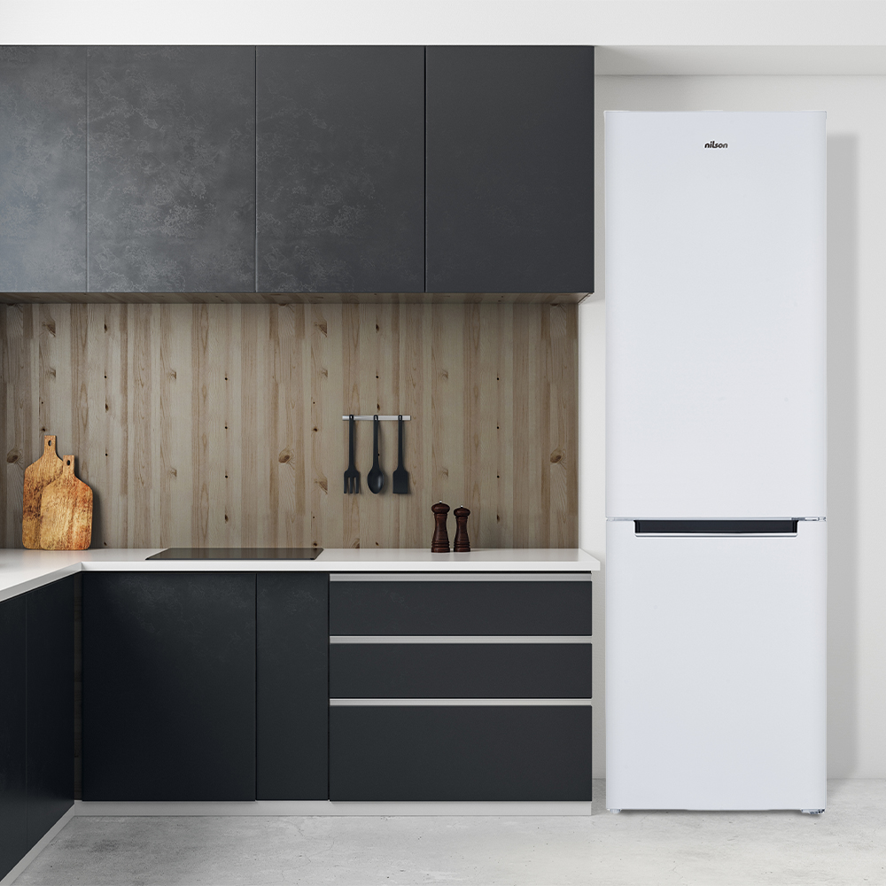 Un refrigerador Nilson blanco en una cocina con gabinetes de madera y gris oscuro y una encimera blanca.