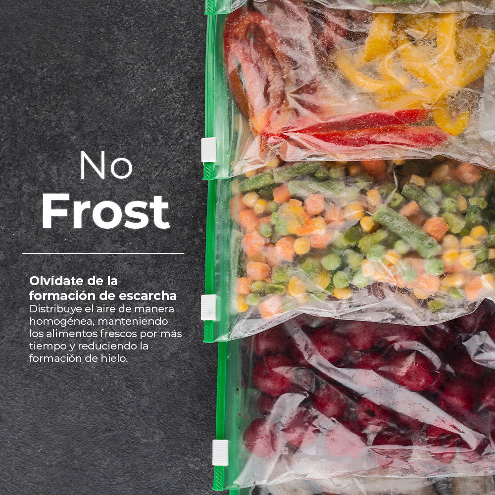 Bolsas Ziploc llenas de alimentos congelados frente a un fondo negro. El texto dice 'No Frost' y describe los beneficios.