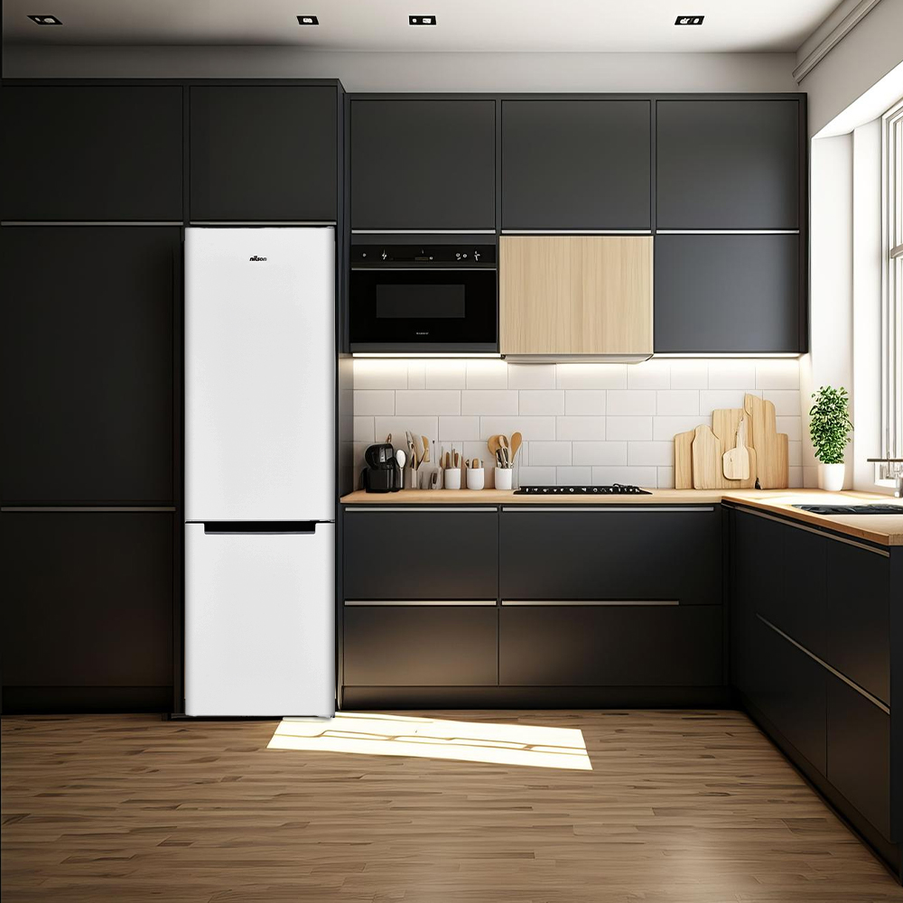 Una cocina moderna con gabinetes negros, un refrigerador blanco y una encimera de madera. El suelo es de madera.