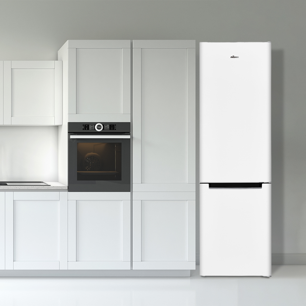 Un refrigerador blanco junto a gabinetes de cocina. Un horno negro está integrado en los gabinetes. El suelo es gris claro.