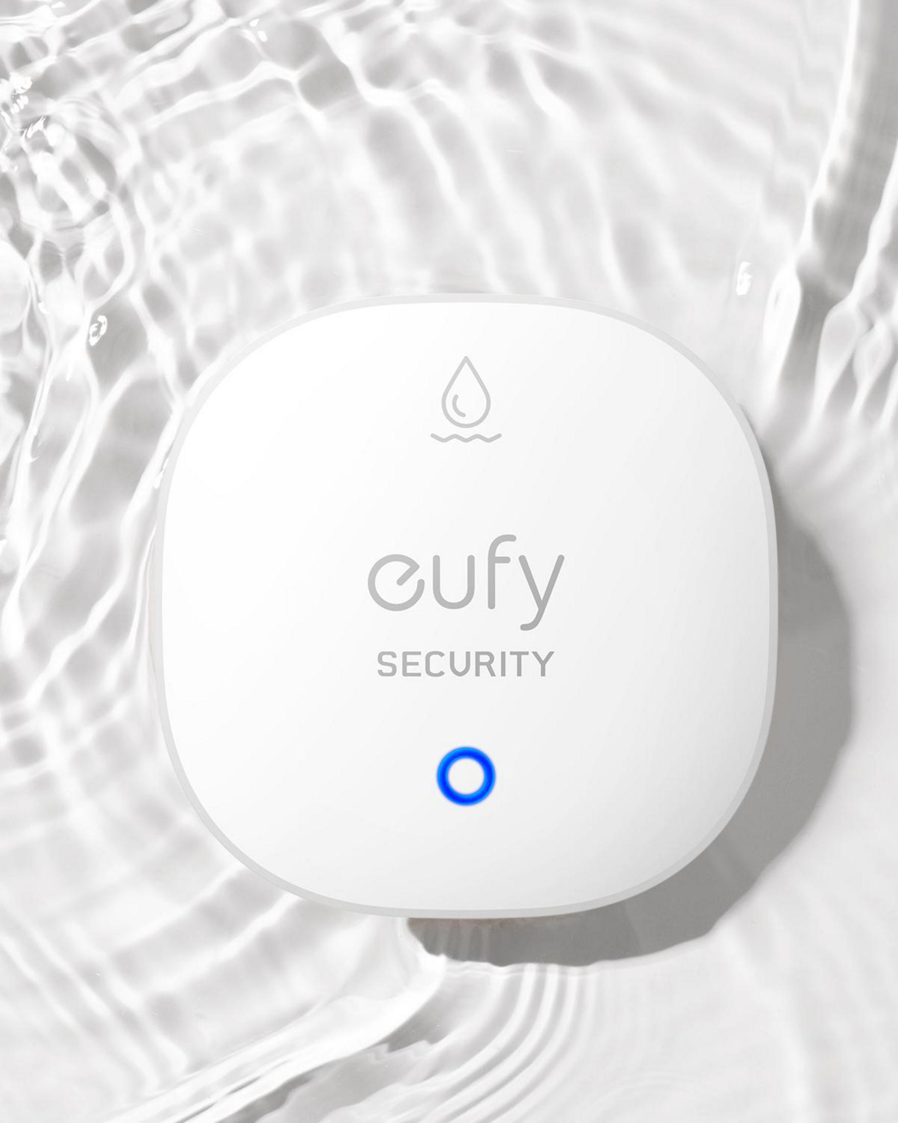 Białe, okrągłe urządzenie smart home w wodzie. Urządzenie ma napis 'eufy' i niebieskie światło.
