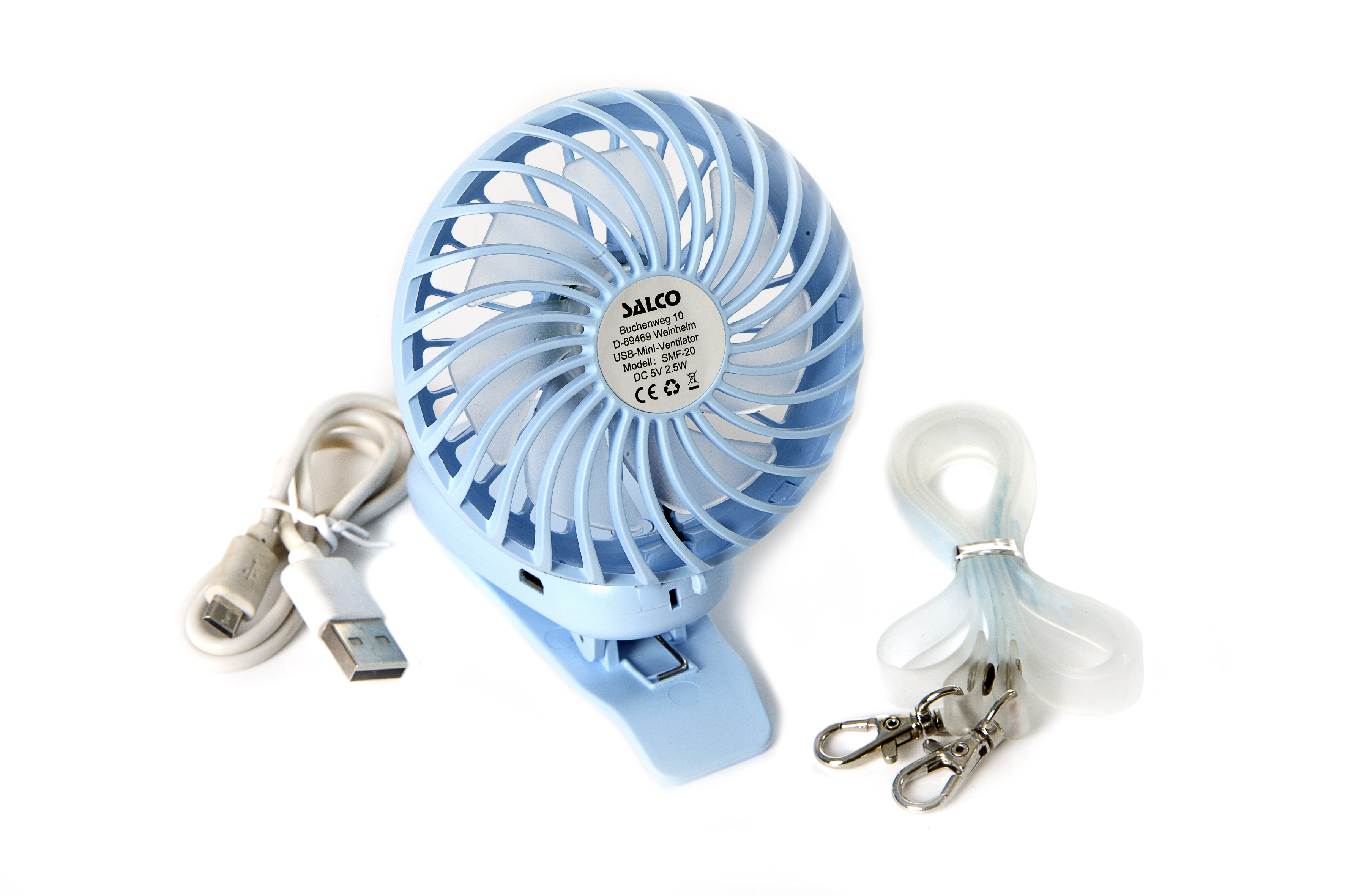 Ein blau-weißer tragbarer Ventilator mit Zubehör, darunter ein Ladekabel und ein Schlüsselband mit Clips, alles auf weißem Untergrund.