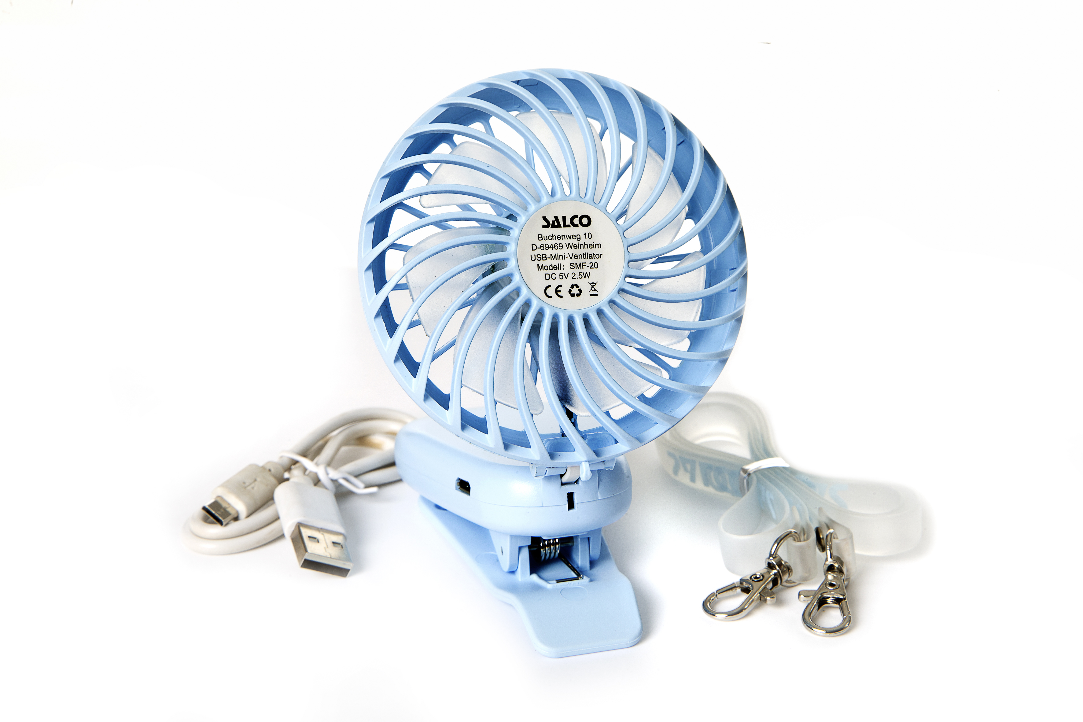 Ein blauer tragbarer Ventilator mit Clip und USB-Kabel, vor weißem Hintergrund.