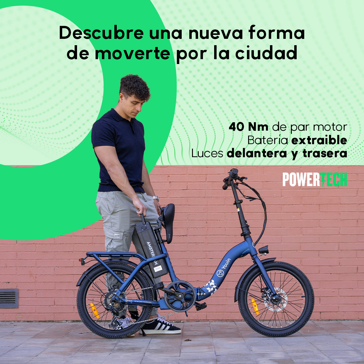 Un hombre en camisa azul marino y pantalones grises, usa una bicicleta eléctrica. Texto indica características.