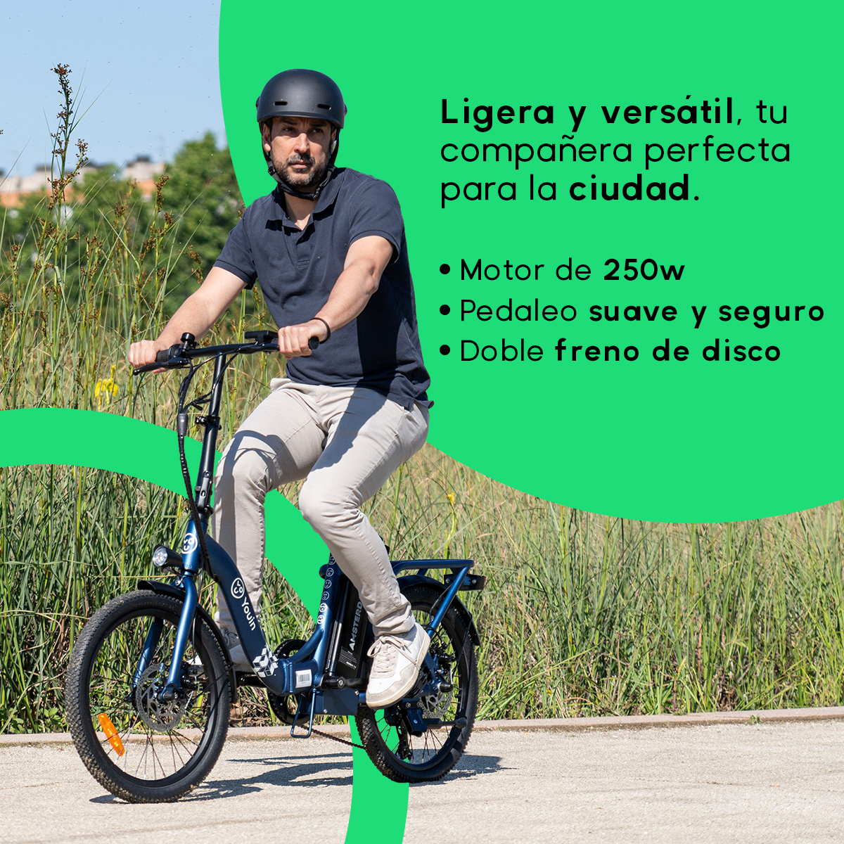 Un hombre monta una e-bike azul en una calle. El texto menciona características y la marca.